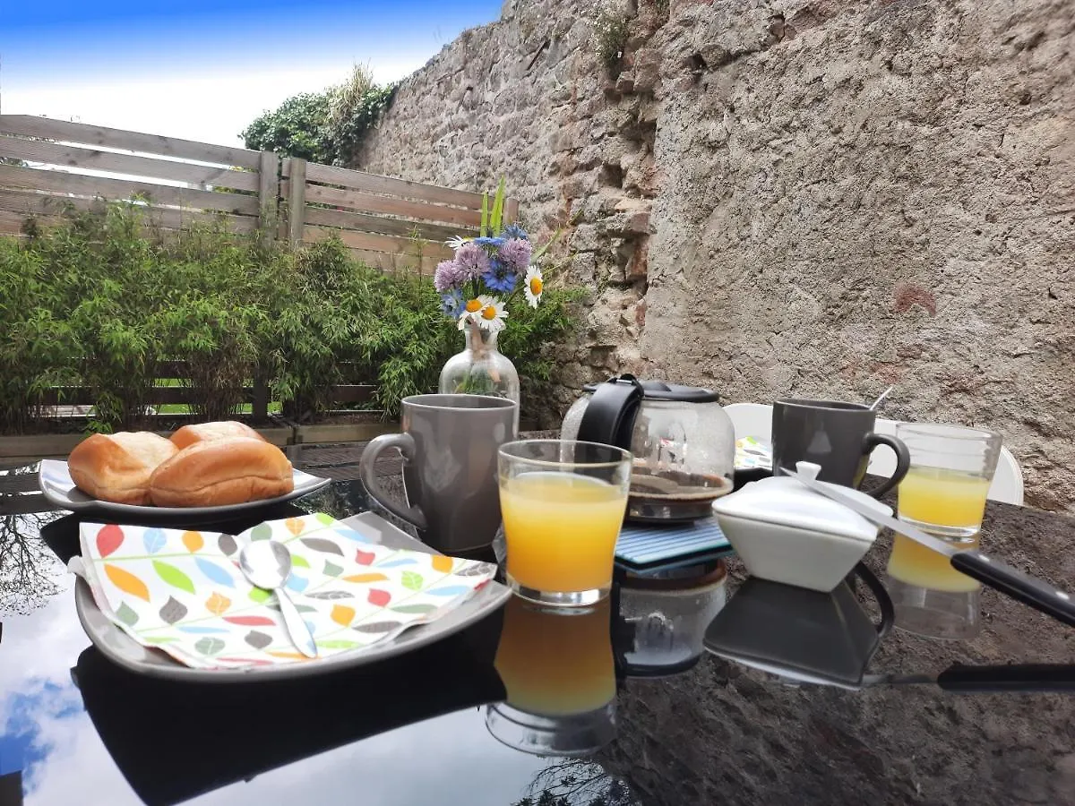 Apartment Kerentree - Appartement En Centre Ville Avec Terrasse Et Parking Prive Pont-l'Abbe