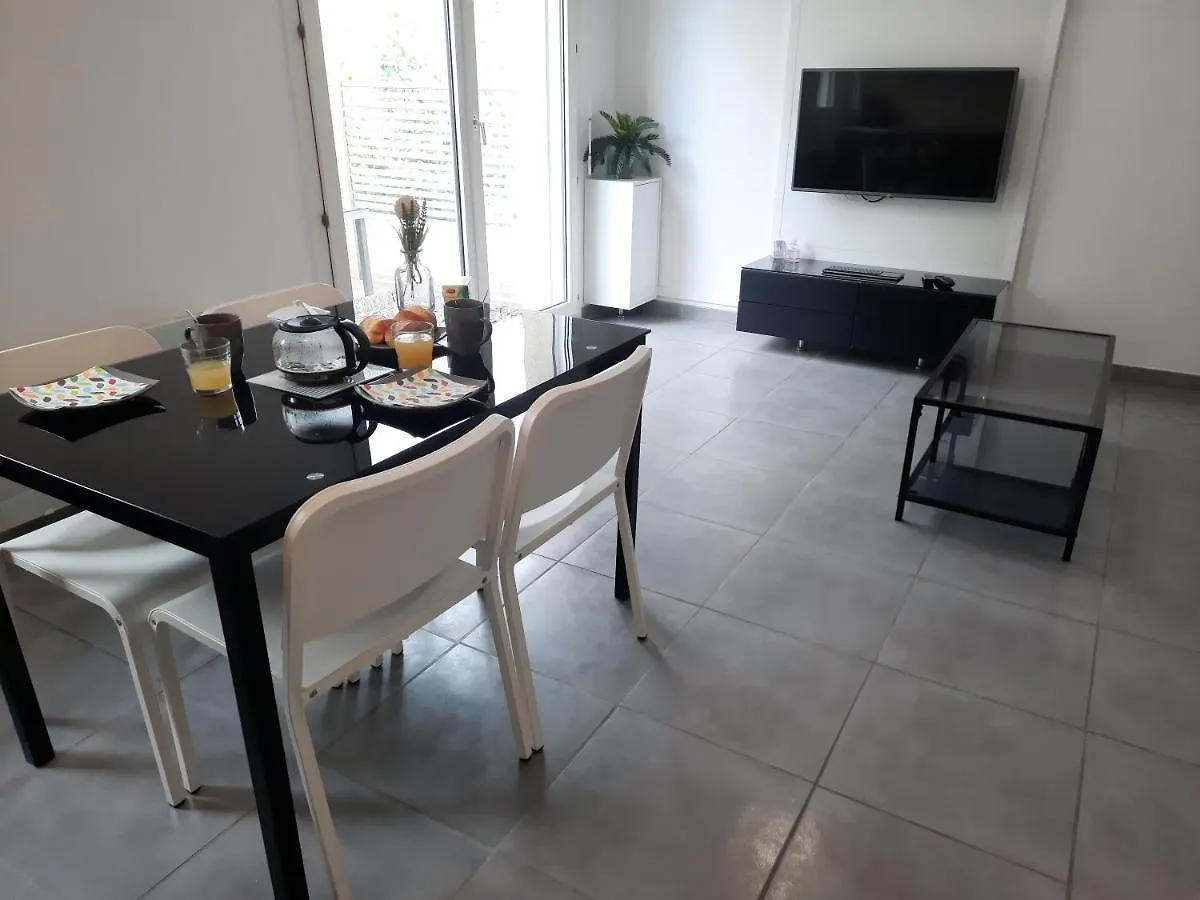 Kerentree - Appartement En Centre Ville Avec Terrasse Et Parking Prive Pont-l'Abbe Apartment