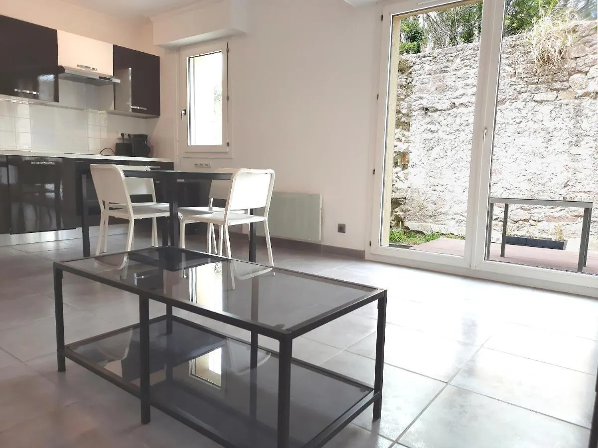 Kerentree - Appartement En Centre Ville Avec Terrasse Et Parking Prive Pont-l'Abbe 0*,