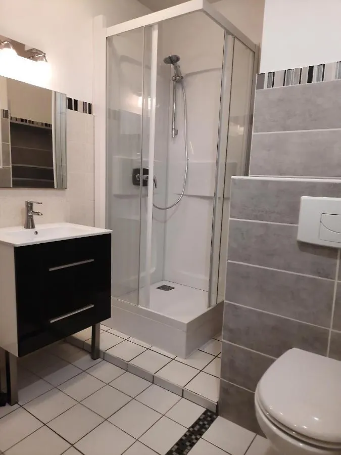 Apartment Kerentree - Appartement En Centre Ville Avec Terrasse Et Parking Prive Pont-l'Abbe